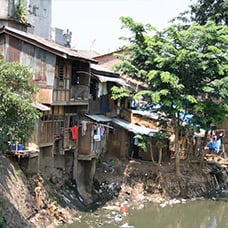 People living in informal settlements are vulnerable to climate impacts, Indonesia. (Photo: Isabelle Lemaire/IIED) Informal settlements on river bank