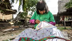 A person from the Indigenous community Callería embroiders art in the traditional way.