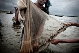  Men and women fish off the island of Padma Pakur. Image by Espen Rasmussen/PANOS