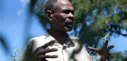 A REDD strategy team talk to farmer Nimale Maribu at the Meceburi Forest Reserve, Mozambique. Photo: Mike Goldwater 