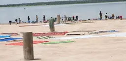 Women washing laundry at Sélingué dam, Mali, the second largest provider of energy for the country (Photo: Alioune Ba/Global Water Initiative)