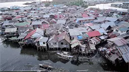 The Multidimensional Poverty Index only has one indicator to assess housing quality – whether floors are made of dirt, sand or dung. So these houses in Manila would not be classified as sub-standard (Photo: Mark Edwards/IIED)