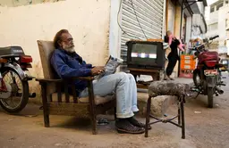 Paposh Nagar, Karachi. 'Living room' on the street -  © Fareena Chanda 2010