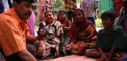 A meeting of community members in Bangladesh. Similar meetings will feed into an international network of government planners sharing strategies on how to mainstream climate change into development planning (Photo: Isabelle Lemaire)