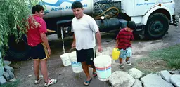 A tanker delivers water to residents in Retiro, a shanty town in Buenos Aires (Photo: Mark Edwards)
