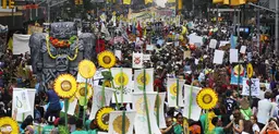More than 300,000 marched in New York to call for action on climate change (Photo: John Minchillo)