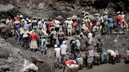 Ancestral miners rush to find gold and platinum ore at a mine wall opened by medium-scale mining (Photo: Ronald de Hommel)