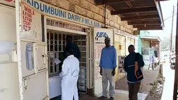 Customers at a milk bar in Ndumbuini in Kabete, Nairobi. Research in Kenya has found that milk sold in this way had similar bacterial levels to those sold in formal markets (Photo: ILRI/Paul Karaimu)