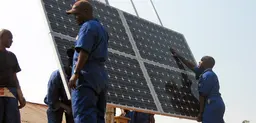 A USAID programme training workers to install solar panels at health clinics in Rwanda. Rwanda is an early adopter of low-carbon climate resilient development (Photo: Walt Ratterman, Sunepi, Creative Commons via Flickr)