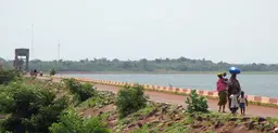 Women walking along Sélingué dam in Mali, June 2014 (Photo: Lucile Robinson/GWI West Africa)