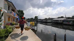Investments in community infrastructure – like this canalside walkway in Bangkok – can help to build resilience for low-income urban residents. Funding for this type of local improvement should be a priority for climate change financing (Photo: Ruth Mcleod)