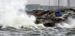 A typhoon hits shanties in Manila. Urban governments, which are already struggling to provide basic infrastructure services, also need to build resilience to climate change (Photo: Ernie Penaredondo/Global Water Partnership, Creative Commons via Flickr)