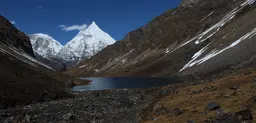 A glacial lake near the Jomolhari mountain in Bhutan. Receding glaciers threaten Bhutan's ecosystem with flash floods, landslides and water security problems (Photo: PNUD, Creative Commons via Flickr)