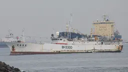 A fishing vessel is dwarfed by a crude oil tanker in Singapore harbour, illustrating the impact oil prices have on sustainable fisheries (Photo: Andrew Thomas, Creative Commons, via Flickr)