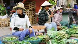 Hội An, Vietnam: in many towns in the developing world, street vendors constitute a significant share of total employment in the informal economy (Photo: Khánh Hmoong, Creative Commons via Flickr)