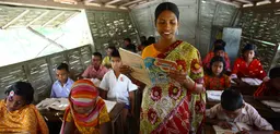 Bangladesh: schoolchildren attend lessons at a school located on a boat (Photo: G.M.B. Akash/PANOS)