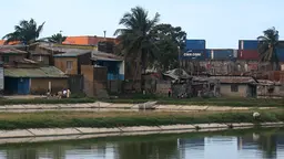 Many residents of Dar es Salaam live in informal settlements and are vulnerable to a wide range of climate threats, including sea-level rise and coastal erosion and  flooding (Photo: Diana Mitlin/IIED)