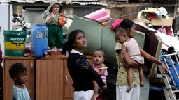 Residents of Sitio San Roque, Philippines, watch a demolition team tear down their houses during an eviction (Photo: Alamy)