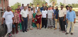An image showing a group photo of CBA10 field trip group posing for a photo on a rooftop at the end of a long day during which the delegates made visits to four separate projects in Dhaka where communities are adapting to climate change (Photo: Matt Wright/IIED)