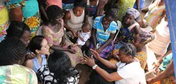 Women from a mining community talk with Amina Tahiru, a member of the Learning and Leadership Group (Photo: Gabriella Flores)