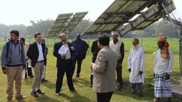 Officials on a climate finance course meet farmers in Bangladesh to learn about the benefits of solar irrigation pumps (Photo: ICCCAD, Creative Commons via Flickr)