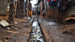 An image of an open sewer in the Kibera informal settlement, in Nairobi, Kenya, Refugees in such informal settlements face even more challenges than existing habitatants to access to services, such as language barriers (Photo: Eoghan Rice/Trócaire)