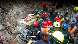An image of a crowd of members of the USaid Disaster Assistance Response Team (DART) team rescue a teen in the Gongabu, Kathmandu District, five days after the Nepal earthquake in April 2015 (Photo: USaid, Creative Commons, via Flickr)
