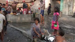 Washing in Kolkata. Urban poor groups must engage with city government and utility companies in order to become drivers for change (Photo: Wolfgang Sterneck, Creative Commons via Flickr)