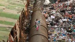 The journey to fetch fresh water for a resident of the Dharavi slum in Mumbai, India (Photo: Meena Kadri, Creative Commons via Flickr)