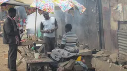 Informal food vendors in Mathare, Nairobi. Understanding food consumption and how food systems work is essential to support food security (Photo: Cecilia Tacoli/IIED)