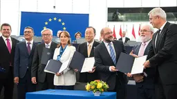 The European Parliament agrees to the ratification of the Paris Agreement on 4 October (Photo: Martin Schulz, Creative Commons, via Flickr)