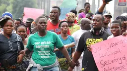 Bimbo Osobe and Samuel Akinrolabu, members of the Nigerian Slum/Informal Settlement Federation, lead a march of residents of Lagos waterfront communities threatened with eviction, to Governor Akinwunmi Ambode's office to demand open dialogue with the government on alternatives to evictions of the urban poor (Photo: Andrew Maki)