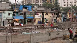 Informal settlements lining the railway tracks in Mumbai (Photo: gloogun, Creative Commons via Flickr)