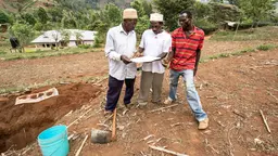This project in Lushoto, Tanzania, trains local people to diagnose soil properties to help with climate smart planting decisions (Photo: Georgina Smith/CIAT, Creative Commons via Flickr)
