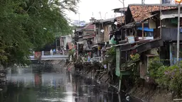 Informal settlements in Indonesia's capital, Jakarta. The World Bank estimates that some 29 million Indonesians live in urban areas with poor access to basic services (Photo: Axel Drainville, Creative Commons via Flickr)