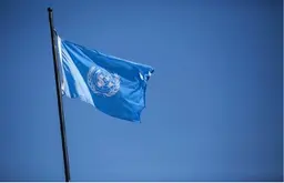 The flag of the United Nations raised above the headquarters of the Habitat III Conference, held in Quito in Ecuador (Photo: Cancillería del Ecuador)