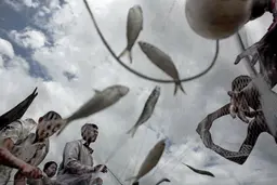 Fishermen collecting the day's catch (Photo: Espen Rasmussen/PANOS)