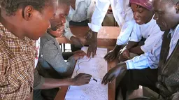 Community mapping in Mtandire informal settlement, Malawi. Federations of the urban poor can help residents to identify and communicate their development priorities (Photo: SDI, Creative Commons via Flickr)  