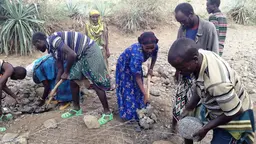 Enhancing resilience through adaptation: Community Managed Disaster Risk Reduction committee members undertake flood prevention work  in Ethiopia (Photo: USAID, Creative Commons via Flickr)