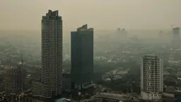 Early morning in the Indonesian city of Jakarta reveals heavy air pollution, largely caused by its notorious traffic jams (Photo: Aaron Minnick/World Resources Institute, Creative Commons via Flickr)