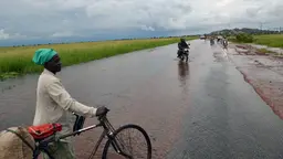 A washed-out road near Lake Bisina in Uganda. Uganda is experiencing significant impacts of climate change such as increased frequency of extreme weather events like floods (Photo: James Anderson, Creative Commons via Flickr)