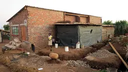 House under construction. In Harare, construction and infrastructure works were carried out by the community, while city authorities and Dialogue on Shelter provided technical support and some machinery. (Photo: Slum Dwellers International, Creative Commons via Flickr)