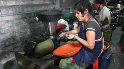 Women work in an Agarbatti (incense stick) factory (Photo: Urban Health Resource Centre)