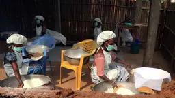 Women preparing tapioca