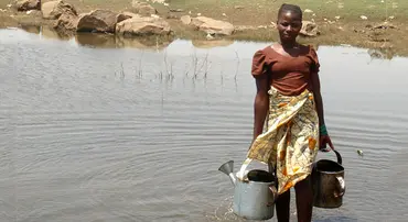 Woman collects water for irrigation in Selingue, Mali. Photo: Khanh Tran-Thanh