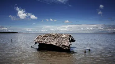 A house on the island of Padma Pakur is submerged by the rising waters (Photo: Espen Rasmussen/PANOS)