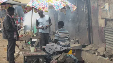 Informal food vendors in Mathare, Nairobi. Understanding food consumption and how food systems work is essential to support food security (Photo: Cecilia Tacoli/IIED)