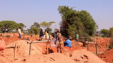 Pits at Bekily sapphire mine in Toliara are on average 18 meters deep (Photo: Andry Rabemanantsoa/GIZ PAGE Madagascar)