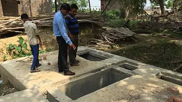 Gorakhpur Environmental Action Group inspect a decentralised wastewater treatment system which enables the recycling and reuse of water, helping mitigate the increased risks from climate uncertainties on water availability (Photo: David Dodman/IIED)