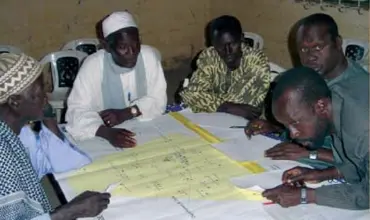 Participants developing the Ngiagagniao rural community map (Photo: Bara Guèye)